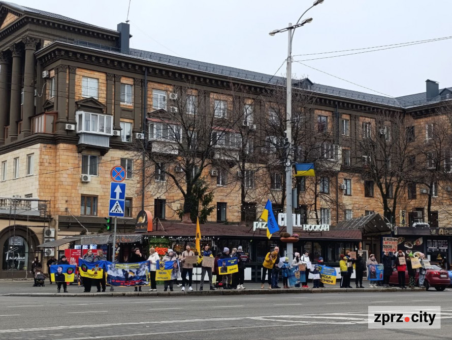 Третє Різдво в полоні - у Запоріжжі встановили незвичайну ялинку на підтримку Героїв (фото)