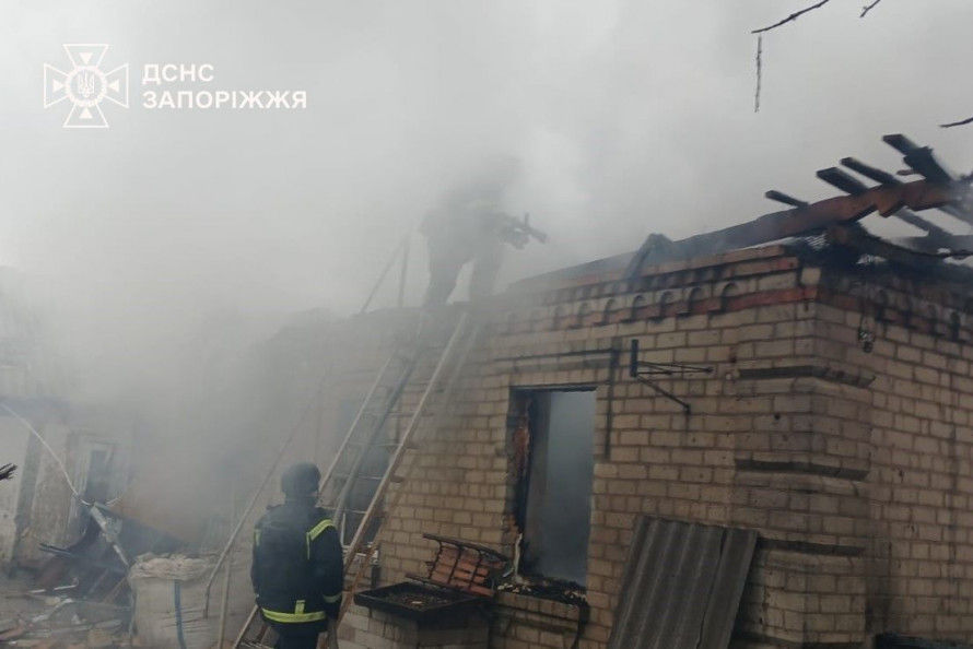 Вогонь охопив легковик - у Запоріжжі рятувальники загасили палаючу автівку (фото)