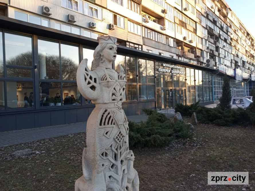 "Мені подобається цей образ загадковістю і містицизмом": у Запоріжжі відкрили сучасну виставку Мамаїв - фото