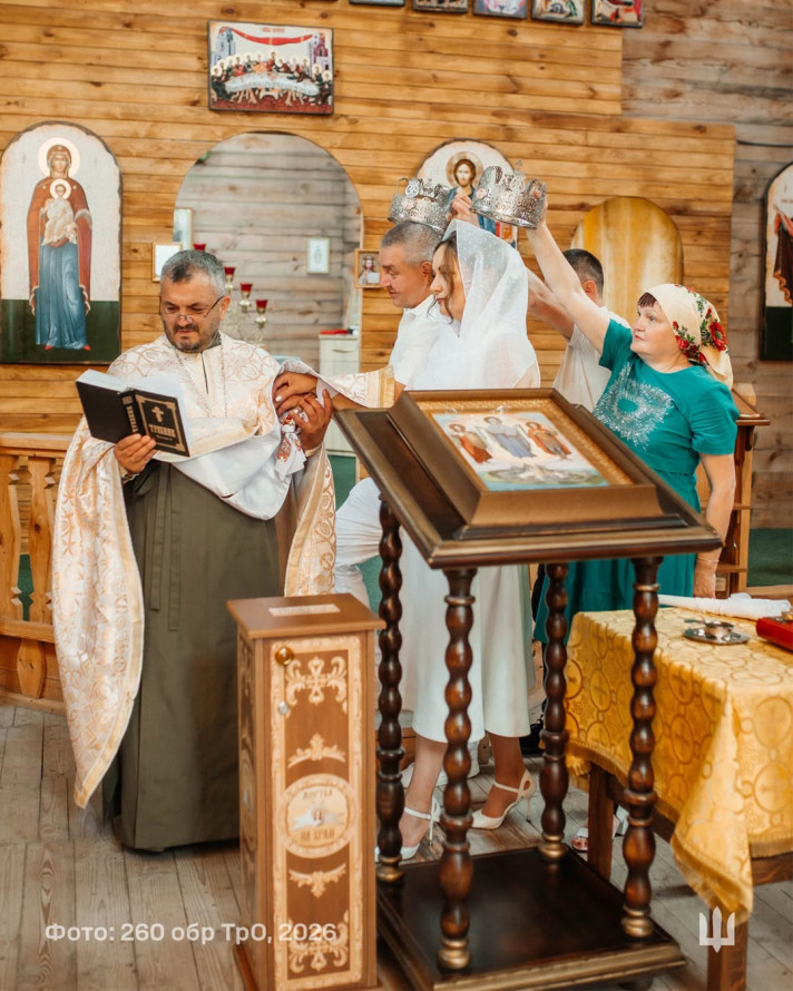 Від медичної сумки до обручок: боєць і медикиня запорізької бригади одружилися на Хортиці (фото)