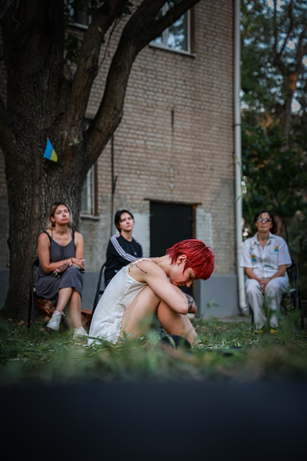 Вінок із трав, квітів та оптоволокна: на Хортиці показали перформанс про дім, близькість і війну (фото)