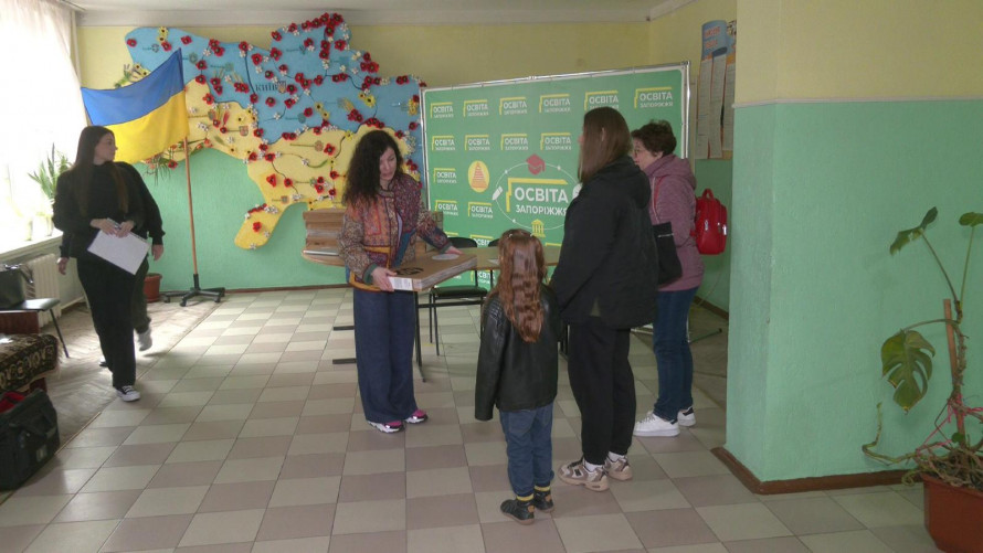 Гаджети для навчання: у Запоріжжі учні гімназії отримали нові ноутбуки (фото)