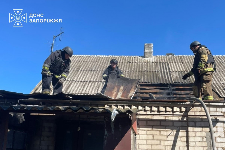 У Запорзькому районі ворог вдарив поряд з автомобілем, а у Запоріжжі - по гаражах: наслідки обстрілів за добу (фото)