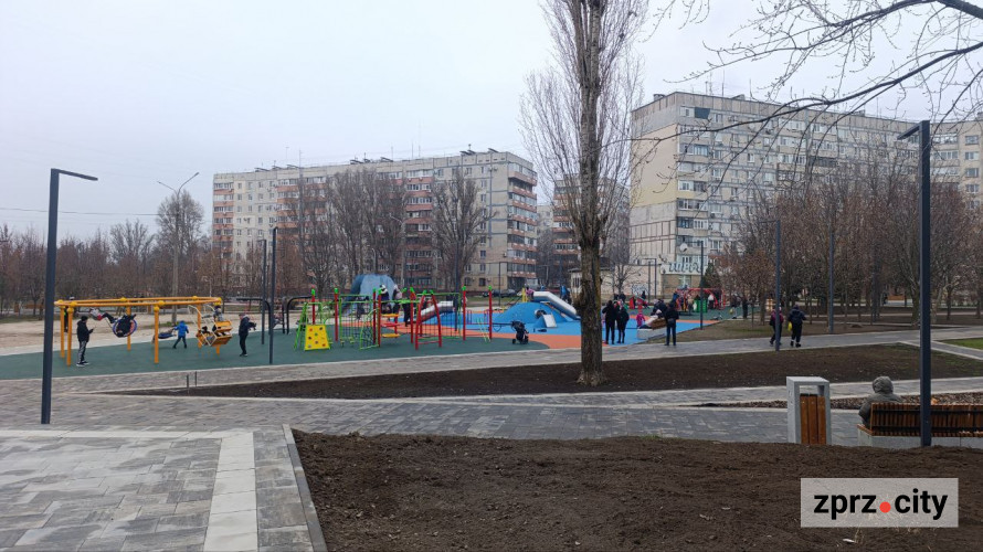 Великий дитячий майданчик та спортивні зони - у спальному мікрорайоні Запоріжжя оновили парк (фото)