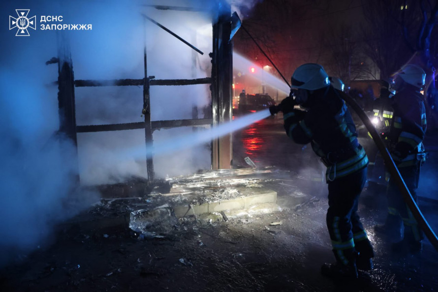 Пожежа у Запоріжжі: в одному з районів міста загорівся торгівельний кіоск (фото)