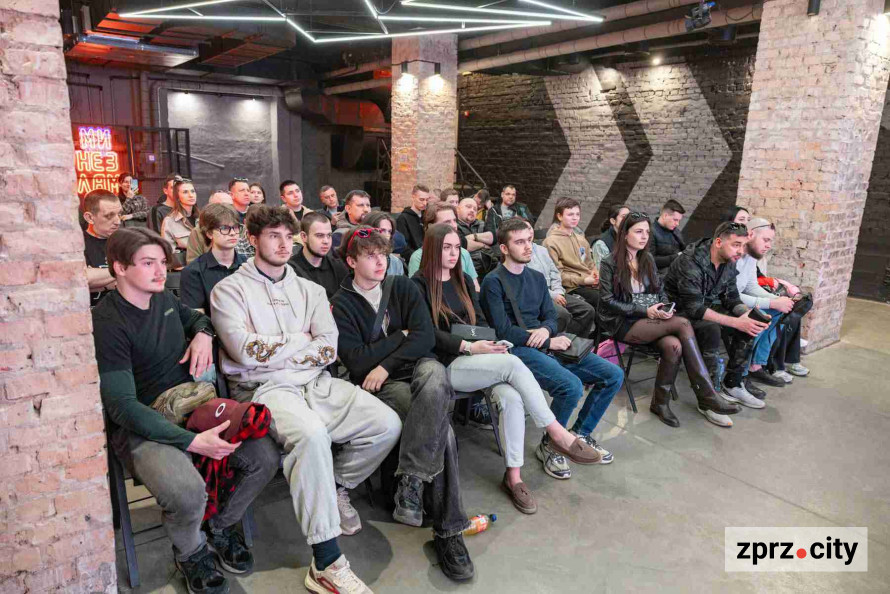 «Ми можемо тримати фронт, але не можемо тримати тил»: у Запоріжжі відбулася відкрита розмова ветеранів із громадою