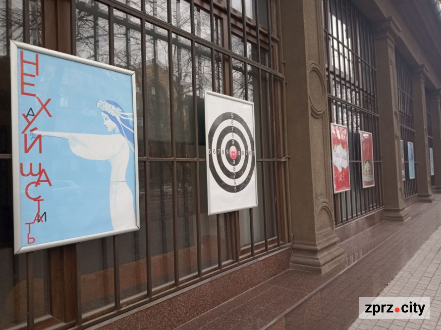 У Запоріжжі показали плакати воєнного часу "мами" авангардної української моди (фото)