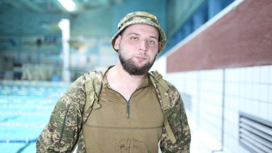 «Вільні хвилі» для захисників: як плавання за методикою олімпійця допомагає ветеранам повернутися до активного життя