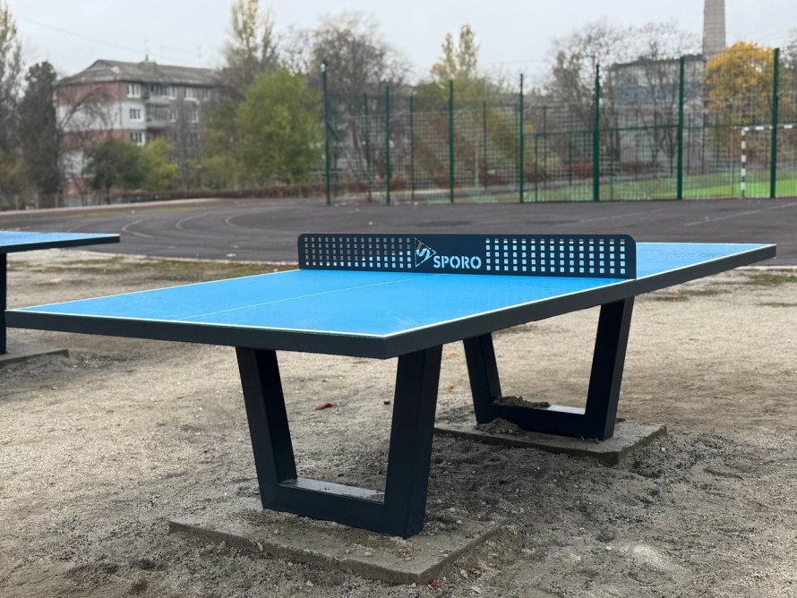 Дозвілля з користю та комфортом - в одному з районів Запоріжжя оновили спортмайданчик (фото)