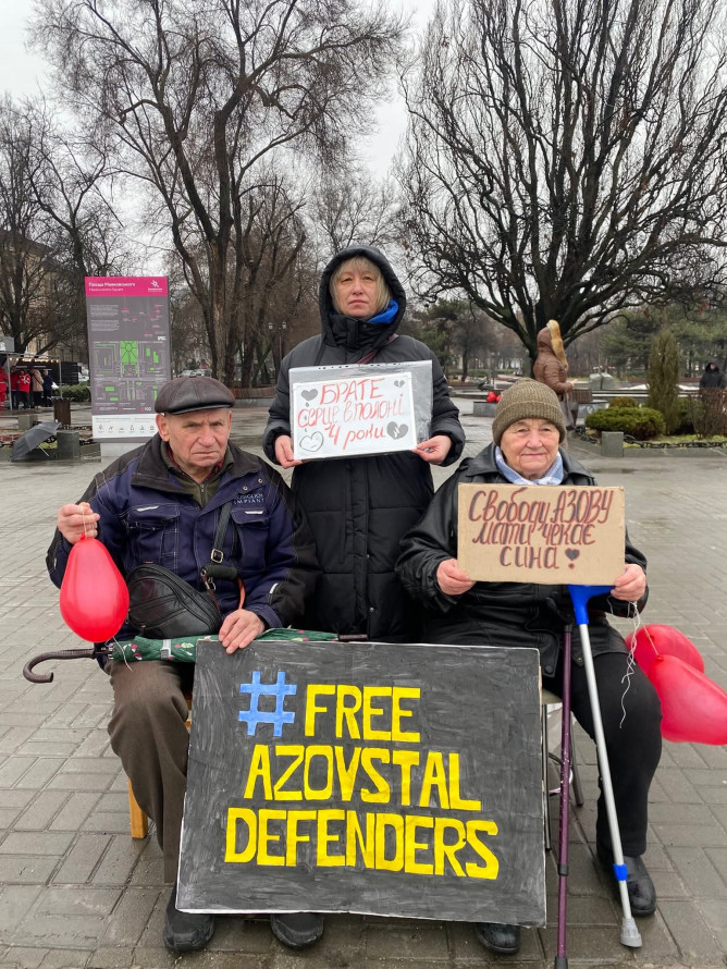 Червоні серця і мовчазна підтримка: запорізькі родини вийшли на площу попри дощ і тривоги (фото)