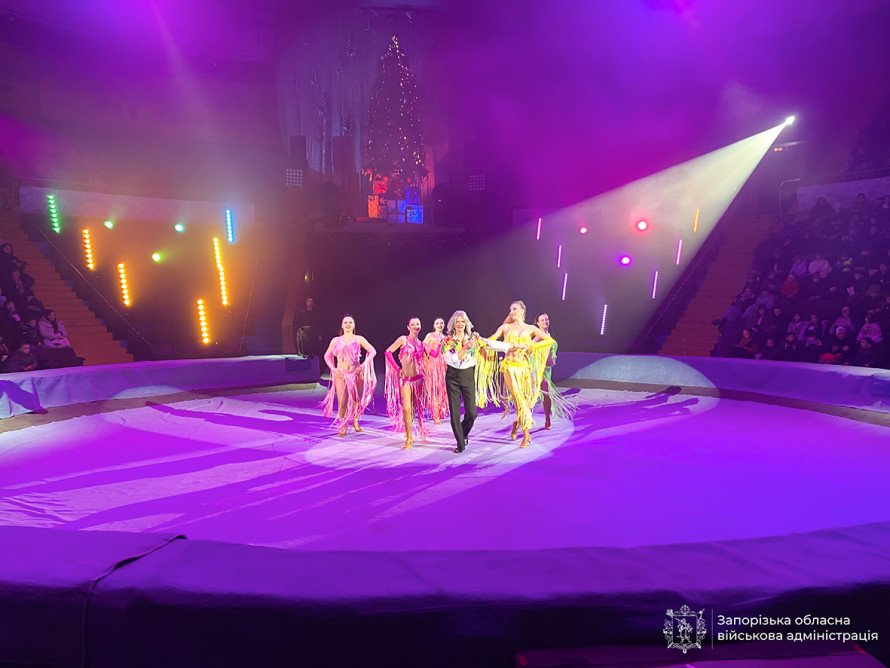 У запорізькому цирку розпочалися різдвяно-новорічні свята - фото