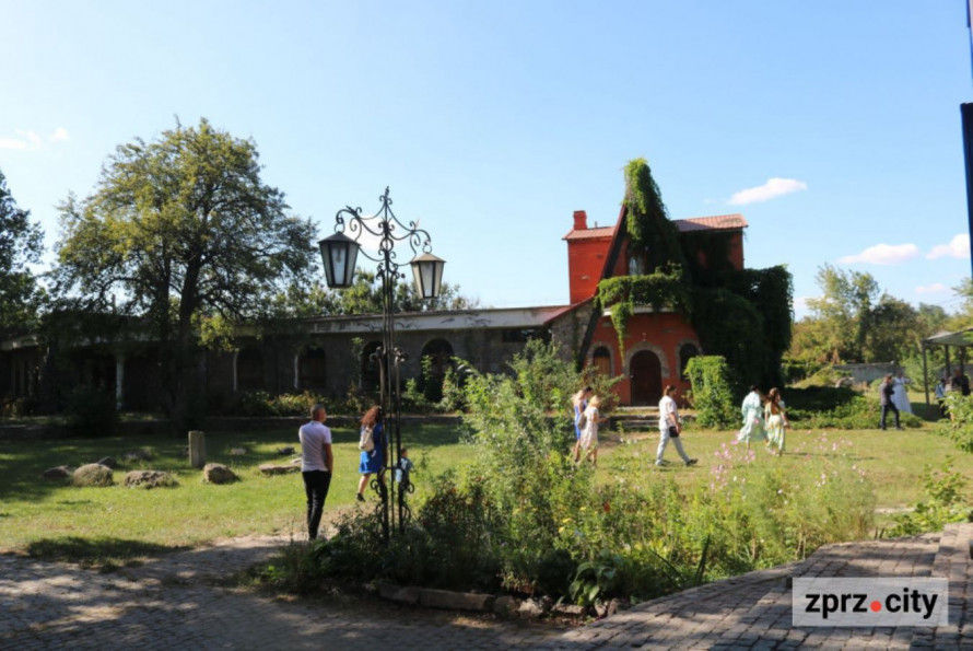 Коли і навіщо біля Запорізького дубу побудували музейний комплекс - фото