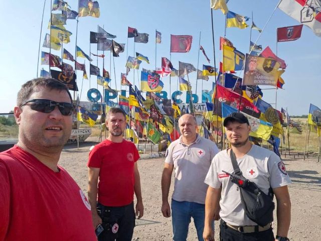 Туди, де найнебезпечніше - як працює запорізький волонтерський загін, що рятує під обстрілами (фото)