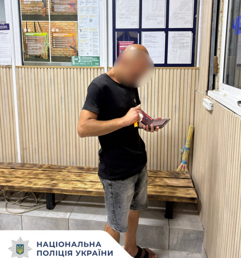 Здійняв галас і побив двері в готелі: у Запоріжжі затримали хулігана (фото)