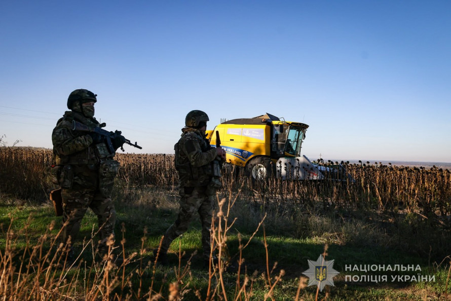 Жнива за 15 км від фронту: як на Запоріжжі спецпризначенці поліції прикривають аграріїв (фото, відео)