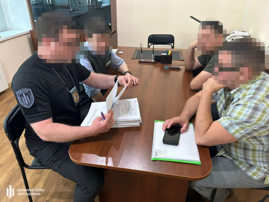 Російський паспорт, блогерство і 1,3 млн: ДБР викрило схему у військовій частині на Запоріжжі