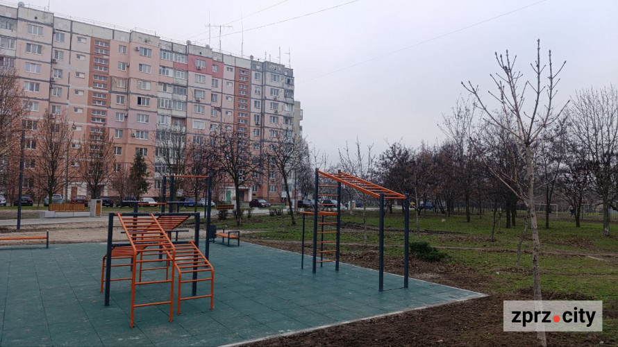 Великий дитячий майданчик та спортивні зони - у спальному мікрорайоні Запоріжжя оновили парк (фото)