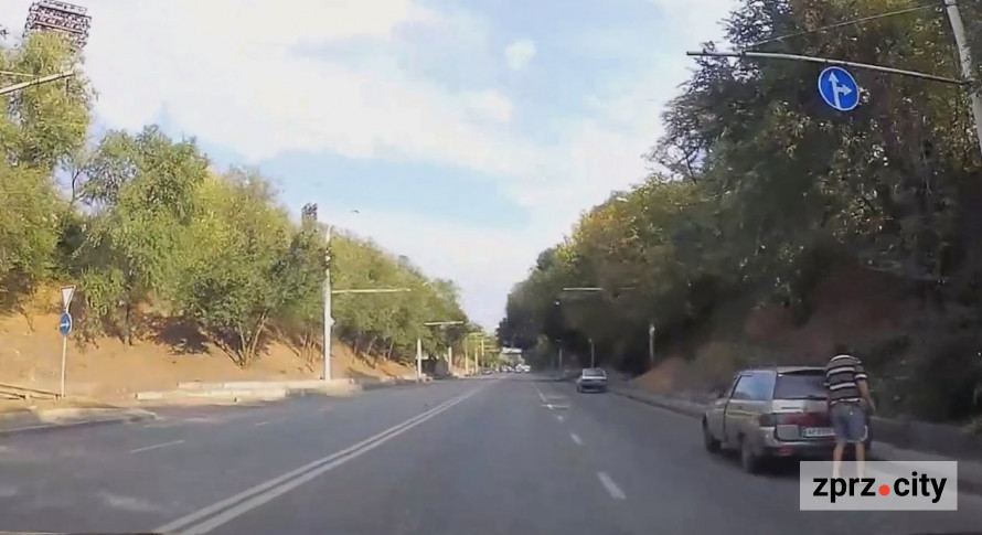 В'їхав у відбійник та ледве не збив людину: у Запоріжжі розшукали водія-порушника (відео)
