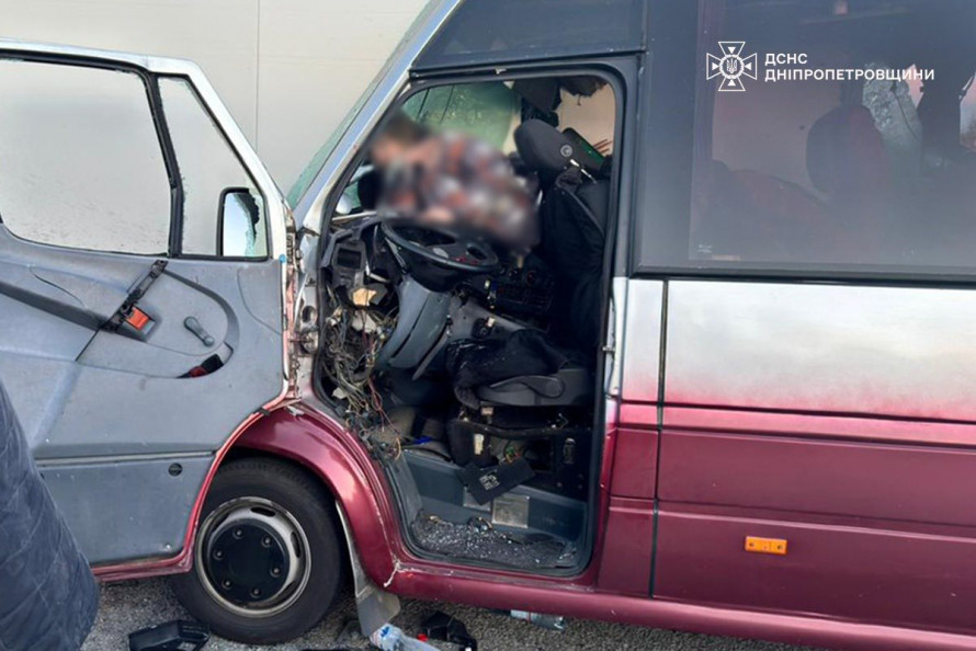 Смертельна ДТП на трасі Запоріжжя-Дніпро: внаслідок зіткнення пасажирського мікроавтобусу з фурою загинула жінка (фото)