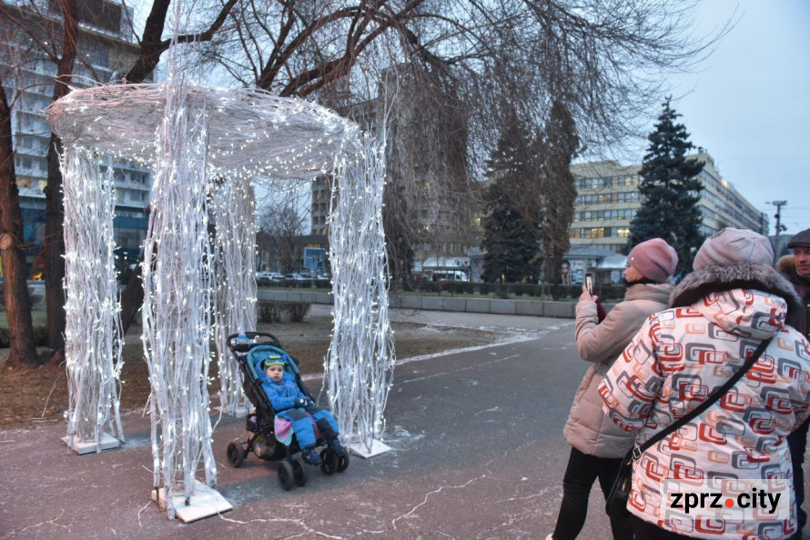 Казка мирних часів – як у Запоріжжі протягом 20 років змінювалася новорічна ялинка (фото)