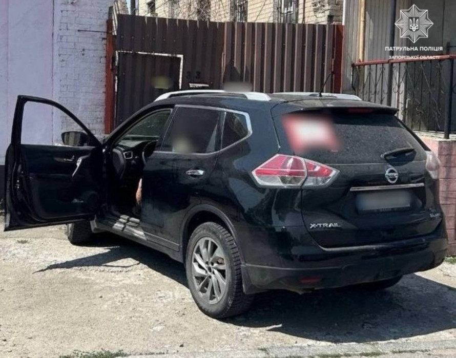 Алкоголь у 15 разів вище норми: у Запоріжжі водій розтрощив автомобіль об ворота (фото)