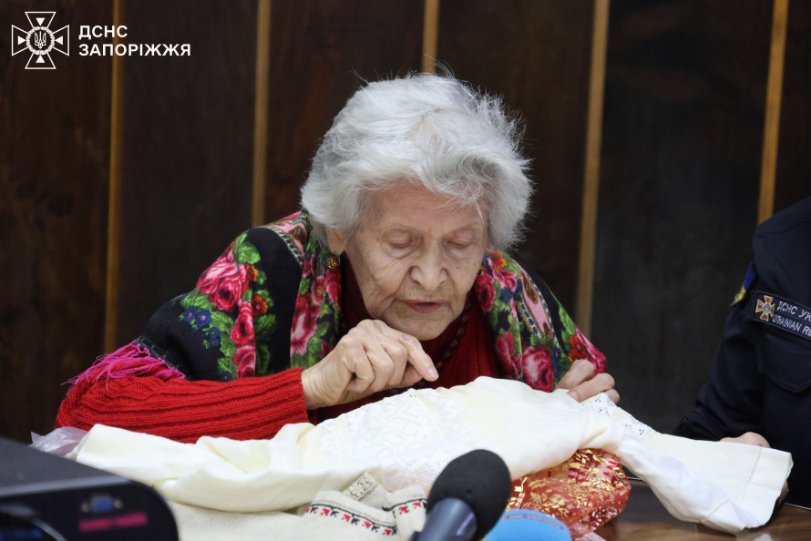 "Кожен хрестик — це врятована під час обстрілу 90-річна запоріжанка подарувала ДСНС власноруч вишитий рушник