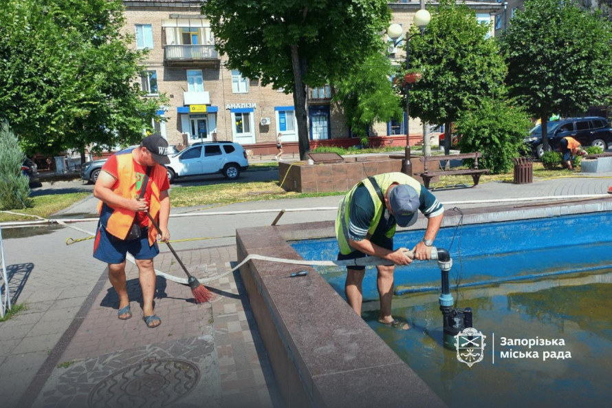 Сьогодні комунальники миють один з фонтанів в центрі Запоріжжя - фото