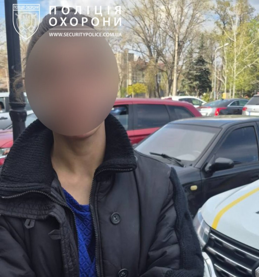 Підняли тривогу в супермаркеті: у Запоріжжі дівчина винесла неоплачений товар із магазину (фото)