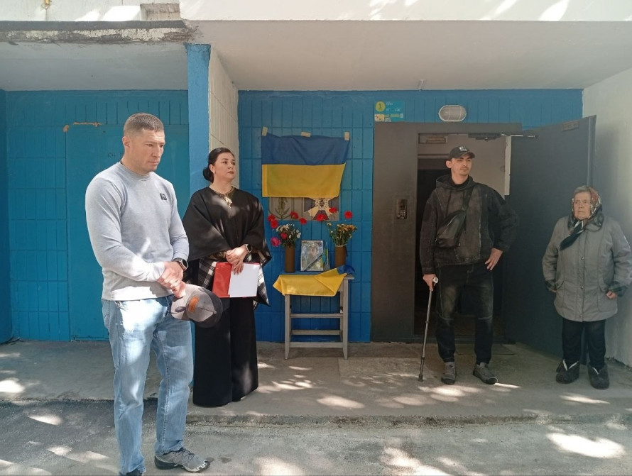 Запоріжці вшанували пам'ять Героя з позивним «Андроїд»: на рідному будинку з'явилася меморіальна дошка (фото)