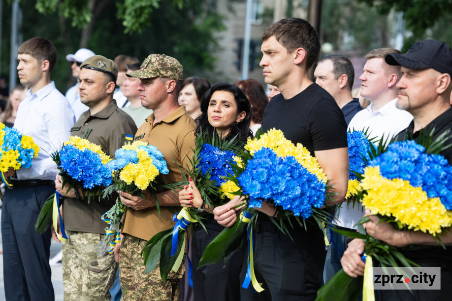 Ім’я, викарбуване на дзвіночку - в Запоріжжі вшанували Героїв у День Української Державності (фото)