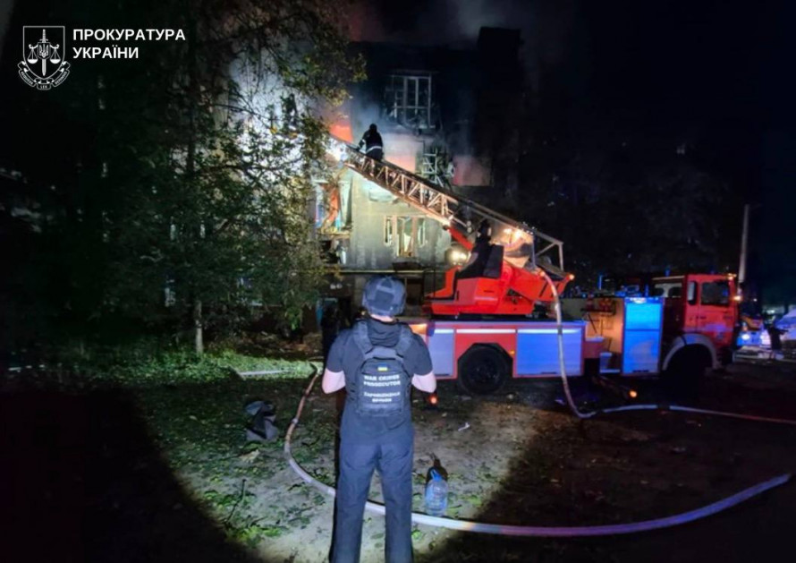 Сильна пожежа, поранені люди: у неділю ворог ударив по житловій багатоповерхівці у Запоріжжі