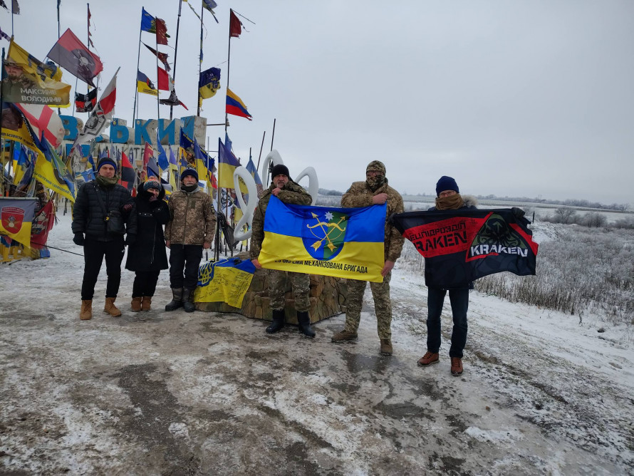Символ єдності серед бойових прапорів: біля Оріхівської стели встановили нову скульптуру (фото)