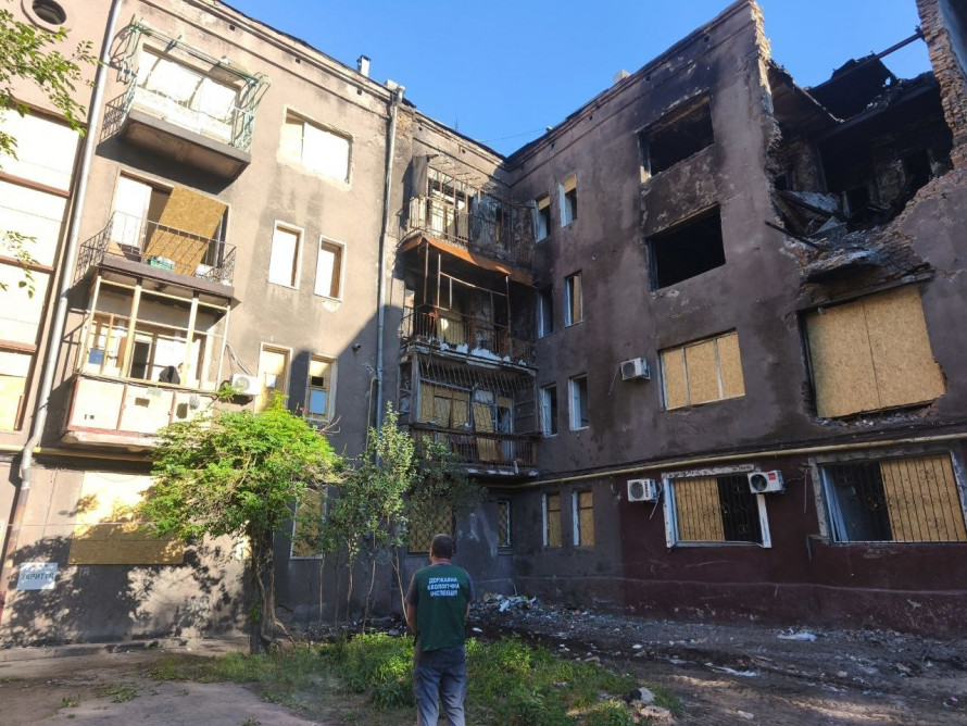 Екоінспектори показали як виглядає автостоянка після удару БпЛА та інші наслідки ворожої атаки по Запоріжжю 7 вересня - фото