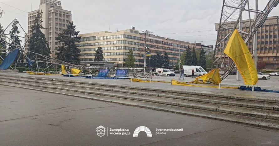 Зруйнована арка та пошкоджений дах філармонії: у Запоріжжі триває ліквідація наслідків буревію (фото, відео)