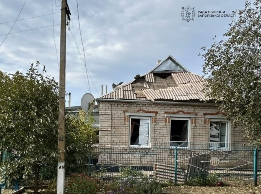 На підприємстві спалахнула масштабна пожежа: росіяни атакували Запоріжжя безпілотником (фото, відео)