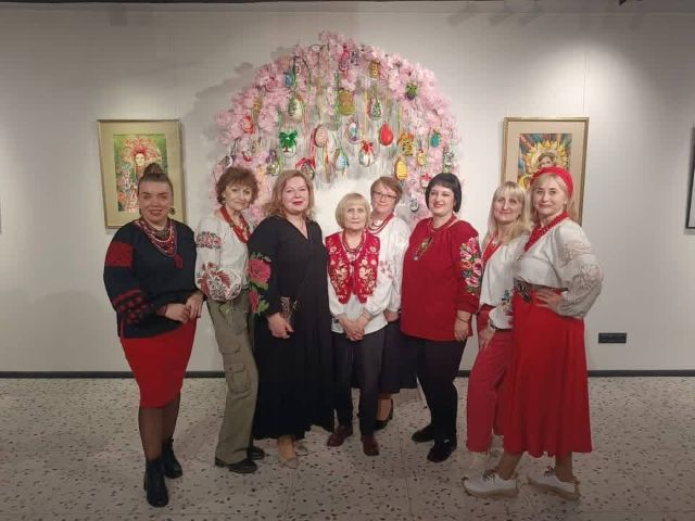 Українські пісні ожили у вишивці: у Запоріжжі відкрилася виставка писанок, рушників, мотанок (фото)