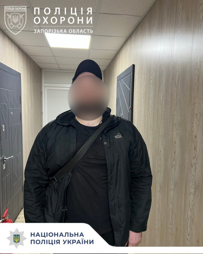 Вечірня прогулянка зі штик-ножем: у Запоріжжі поліцейські зупинили підозрілого чоловіка