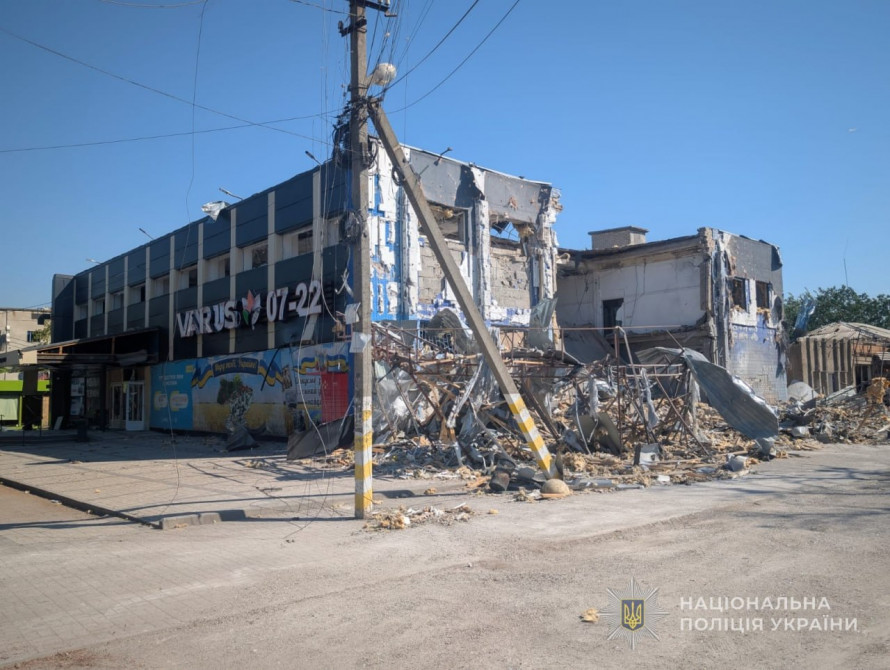 Троє постраждалих після атак: ворог обстріляв територію торгового центру в Запоріжжі (фото)