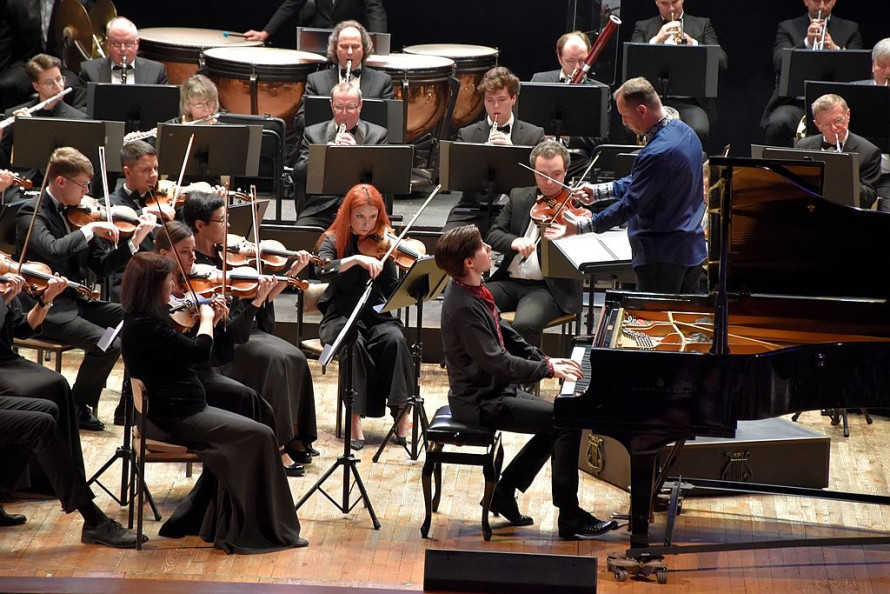 "Давно хотів зіграти цей концерт у рідній філармонії": 23-річний піаніст зачарував запоріжців разом із симфонічним оркестром