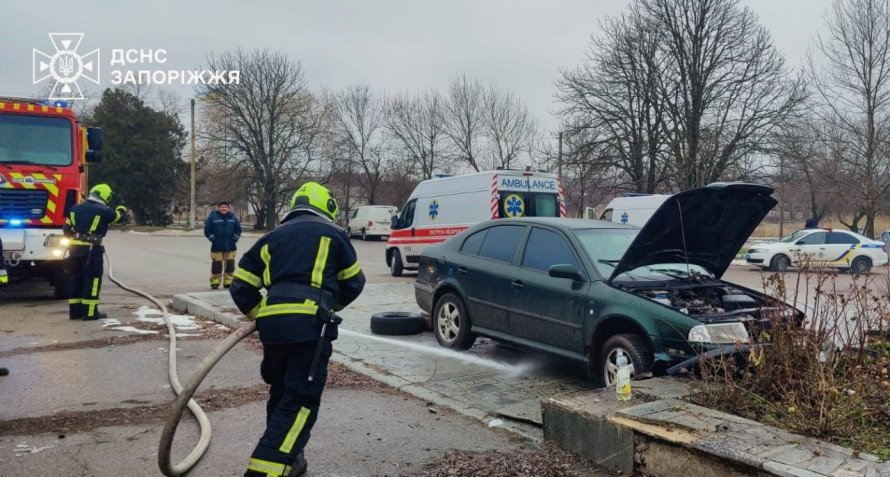 У Запорізькому районі іномарка в’їхала в бетонне огородження: є постраждалі (фото)