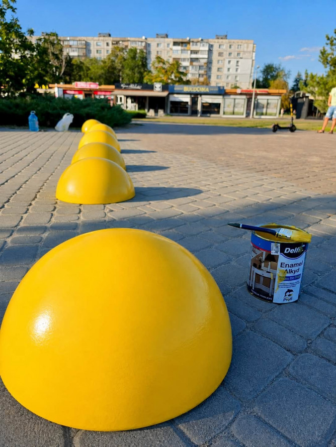 Додали яскравих фарб символу району: у Запоріжжі оновили тризуб у парку (фото)