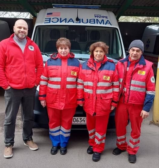 Кілька розрядів — і серце знову б’ється: у Запоріжжі парамедики врятували пацієнта прямо в «швидкій» (фото)