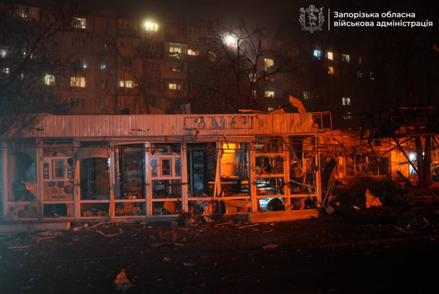 «Було чисто й людно, а сьогодні — уламки»: що розповідають очевидці нічного удару по Запоріжжю (фото, відео)