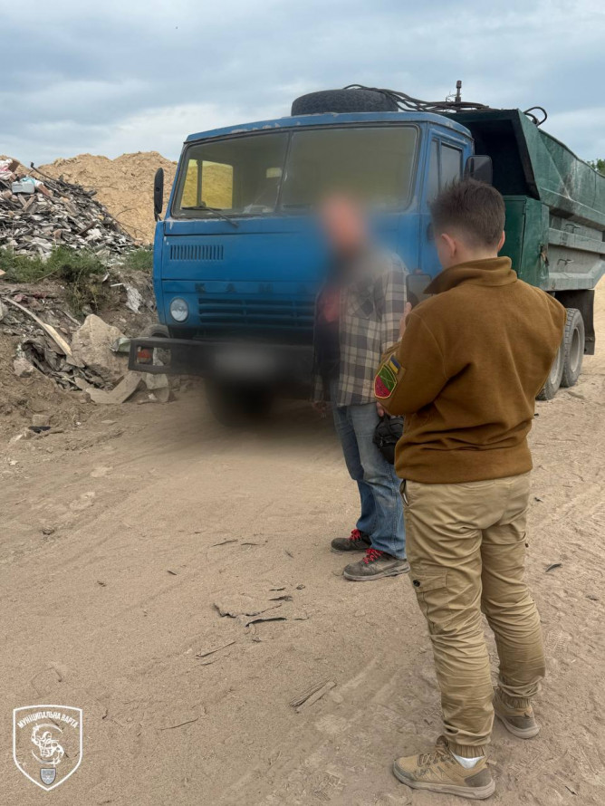 Спіймали "на гарячому" — у центрі Запоріжжя водій вантажівки звалював сміття простонеба (фото)