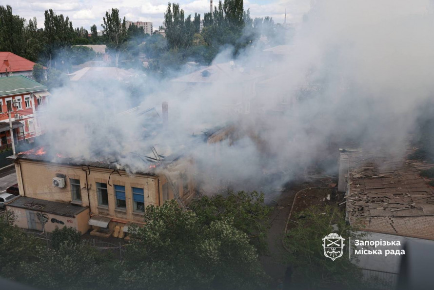 Удар по старому місту: росіяни вдарили по житловому кварталу Запоріжжя — є поранені (фото, відео)