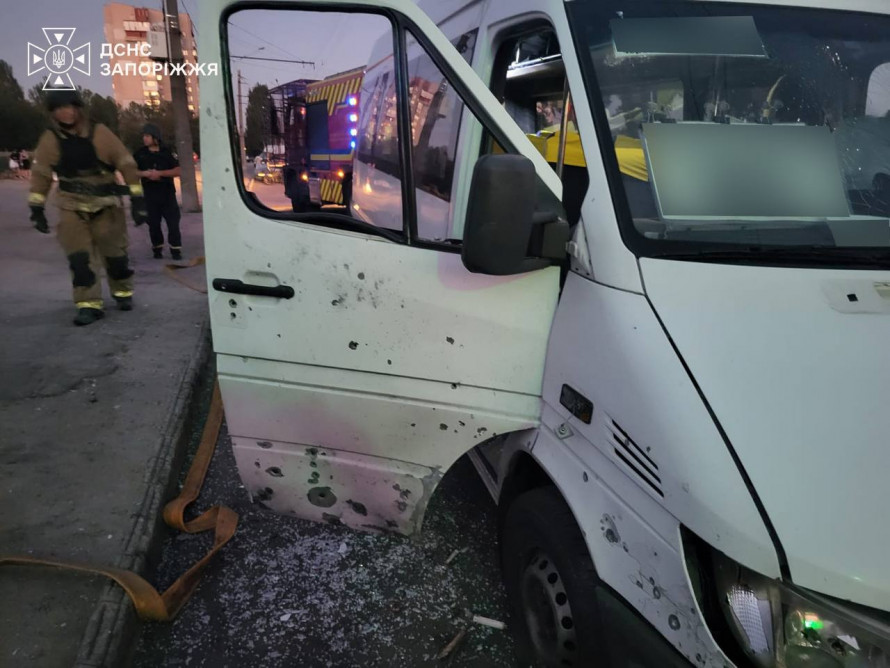 Маршрутка стояла на світлофорі: російський дрон атакував транспорт у Запоріжжі, є важкопоранені (фото, відео)
