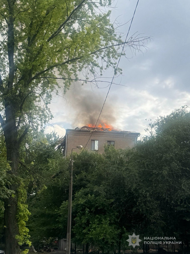 Горів дах багатоповерхівки: внаслідок ворожих обстрілів Запоріжжя і області поранено вісім людей