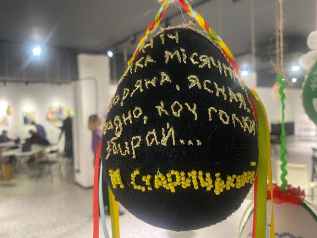 Українські пісні ожили у вишивці: у Запоріжжі відкрилася виставка писанок, рушників, мотанок (фото)