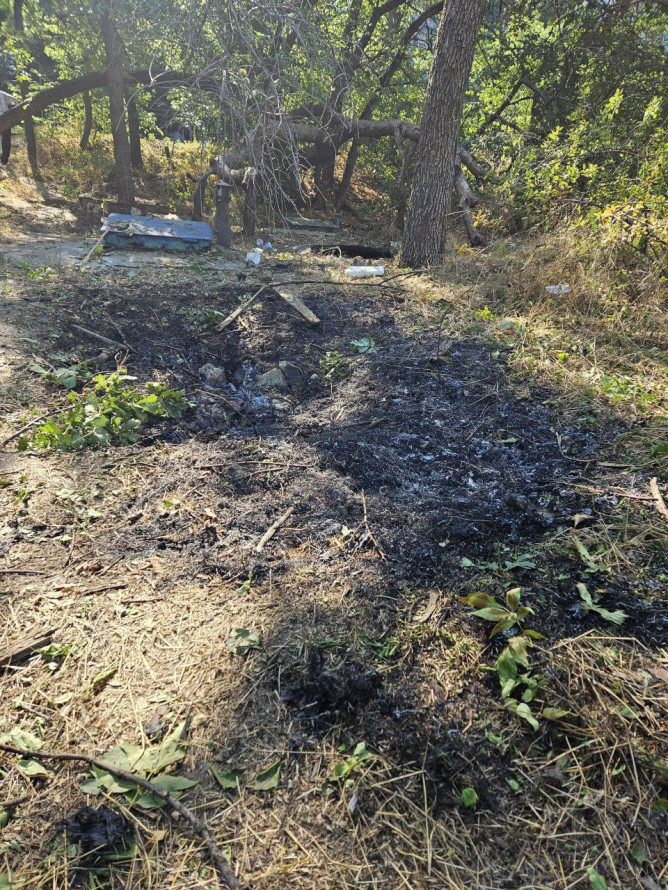 Вирва в кількох метрах від будинку - у Запоріжжі екоінспектори зафіксували наслідки обстрілу шахедами (фото)