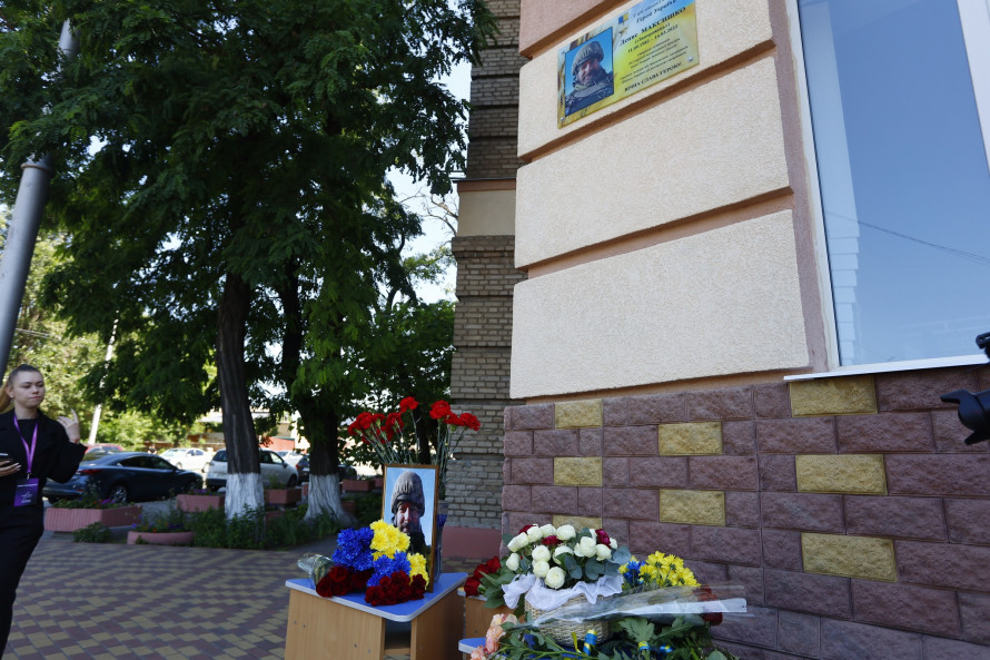 На запорізькій гімназії відкрили меморіальну дошку Герою України, який загинув під час виконання бойового завдання (фото)